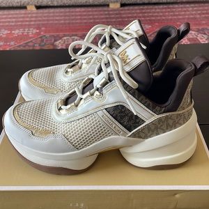 Michael Kors Olympia Extreme Two-Tone Logo and Canvas Trainer! Size 8